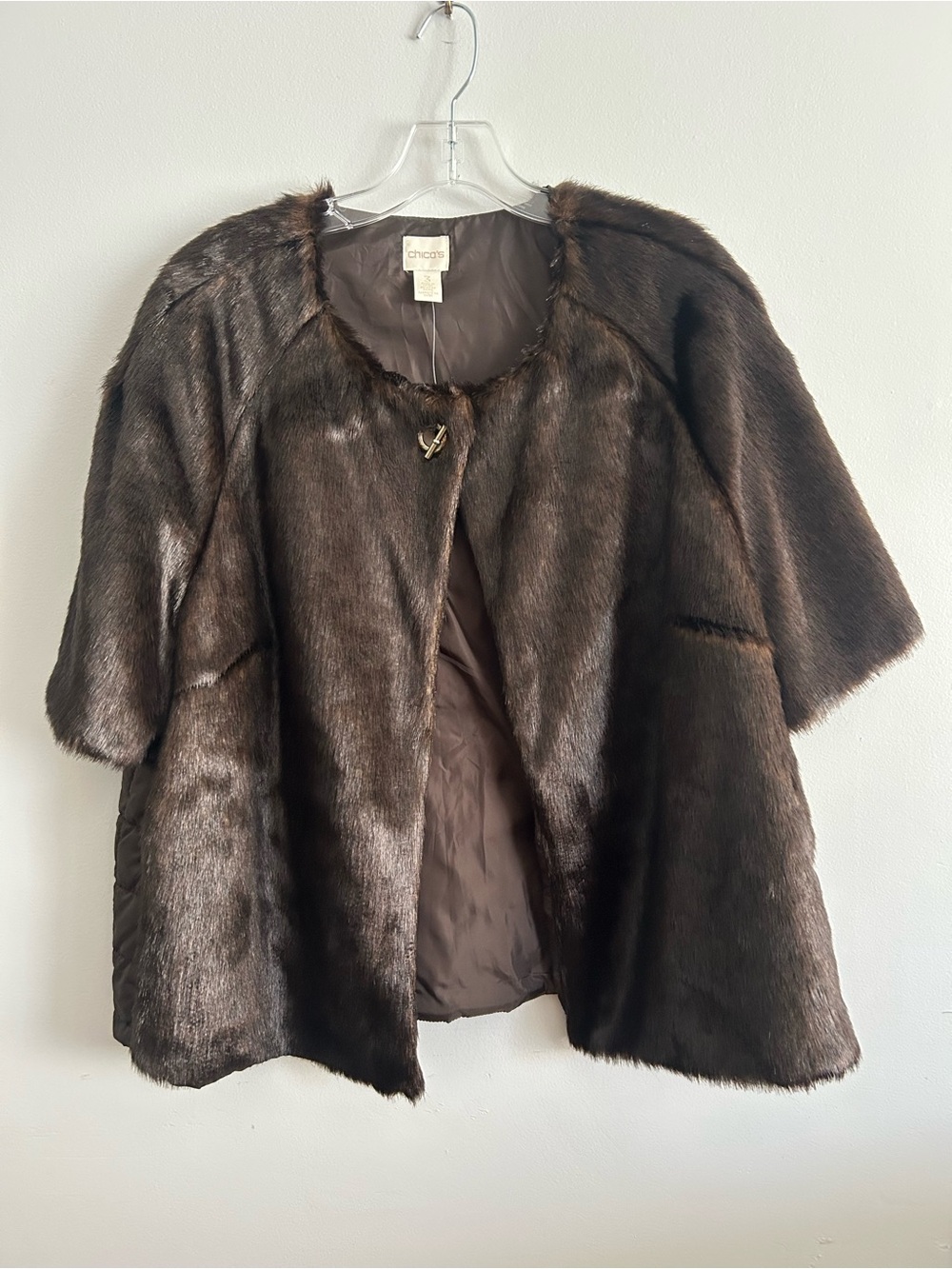 Chico’s brown faux fur short-sleeve cape jacket Mob Wife Retro Glamour Boho Chic